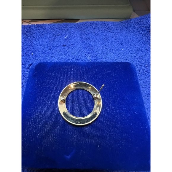 1980s Vintage Monet Gold Tone Textured Circular Brooch - Timeless Elegance - Picture 4 of 5